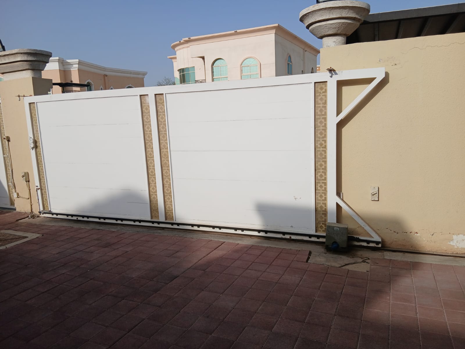 ماكينة الباب الخارجي 