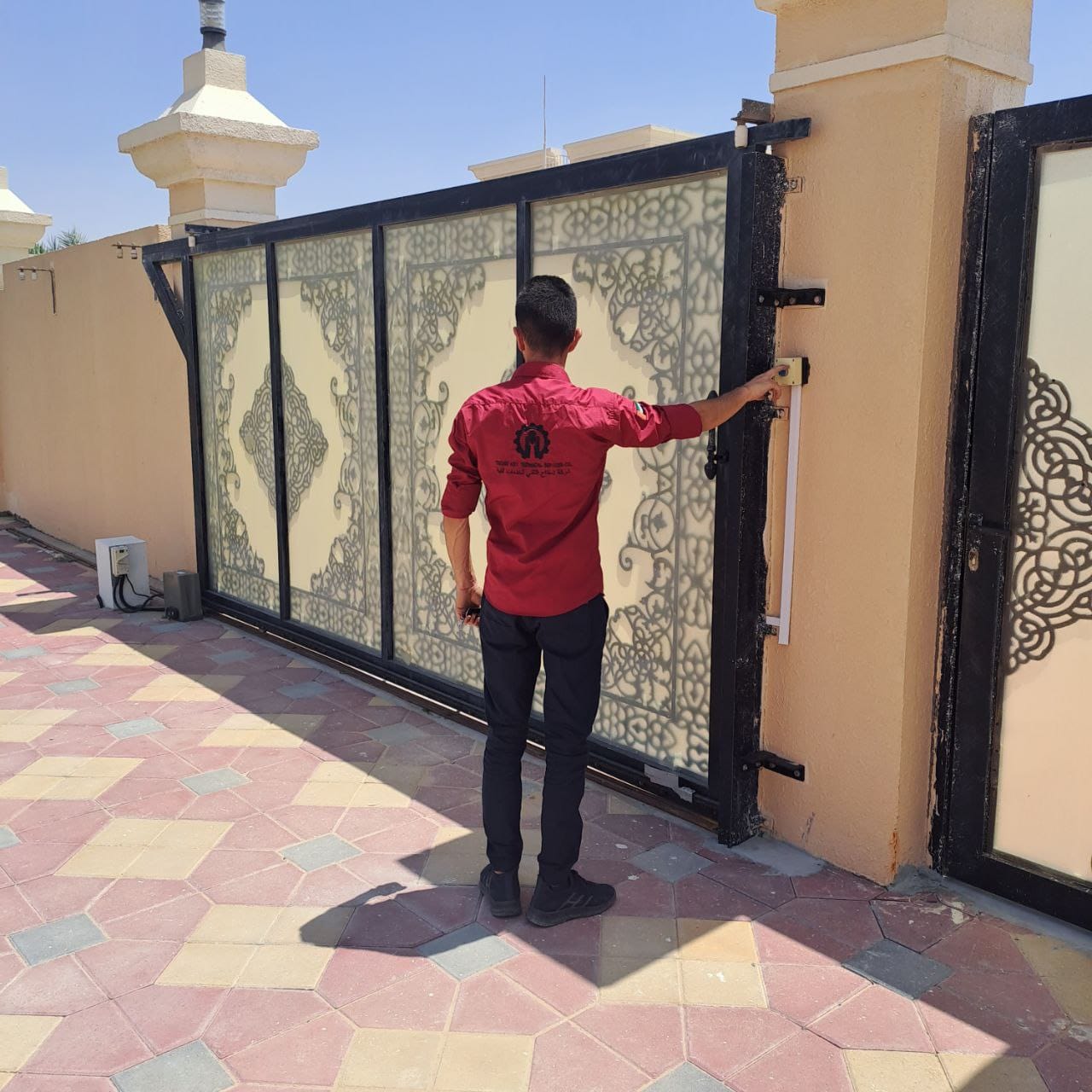 تركيب وتصليح الأبواب المنزلقة الأوتوماتيكية